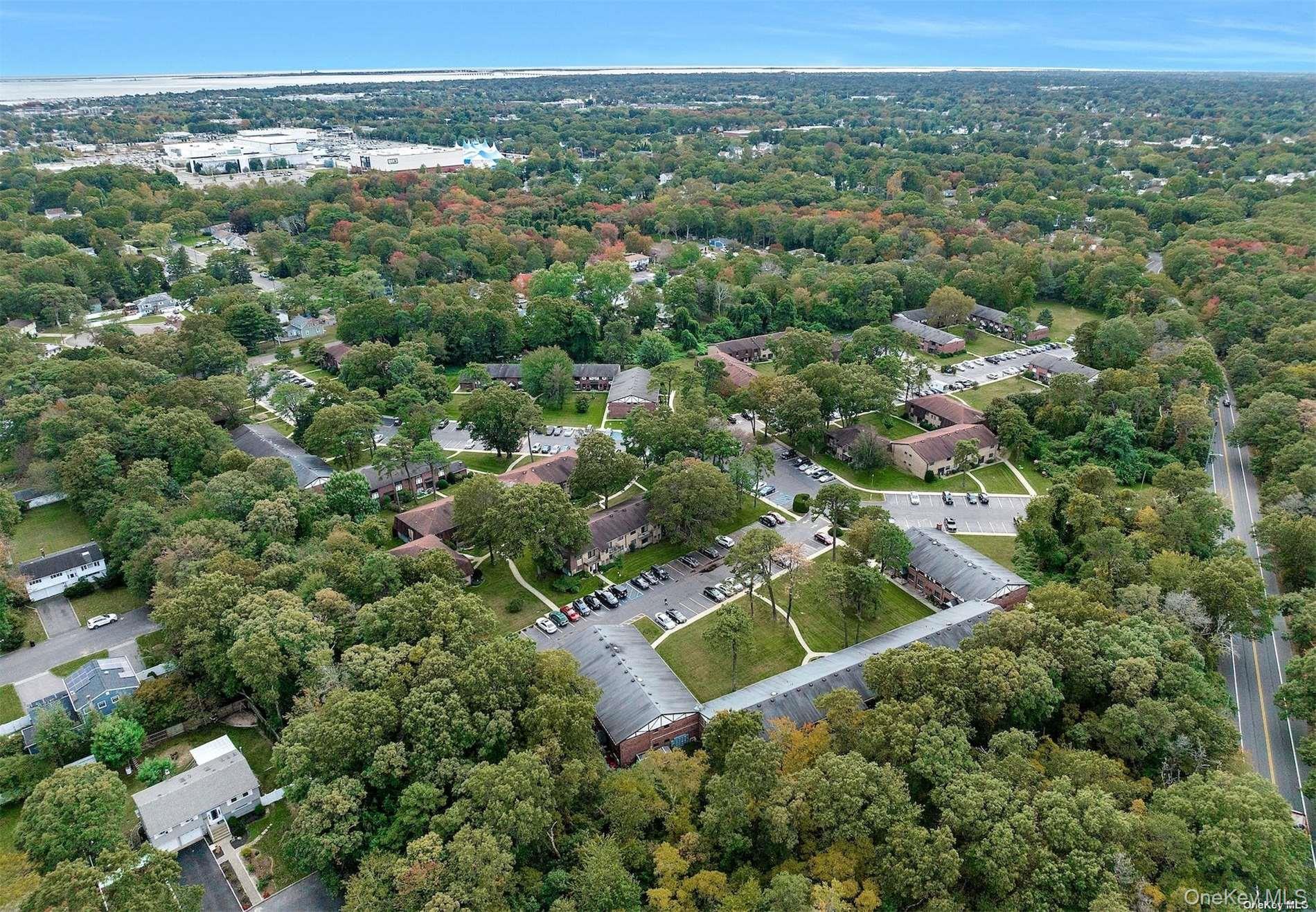 #2 photo, 31 Newbrook Lane, 롱 아일랜드 Bay Shore , NY 11706