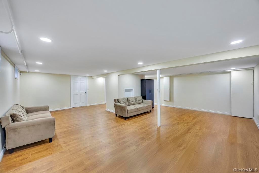 #16 photo, 41 Winding Road, Hicksville , NY 11801