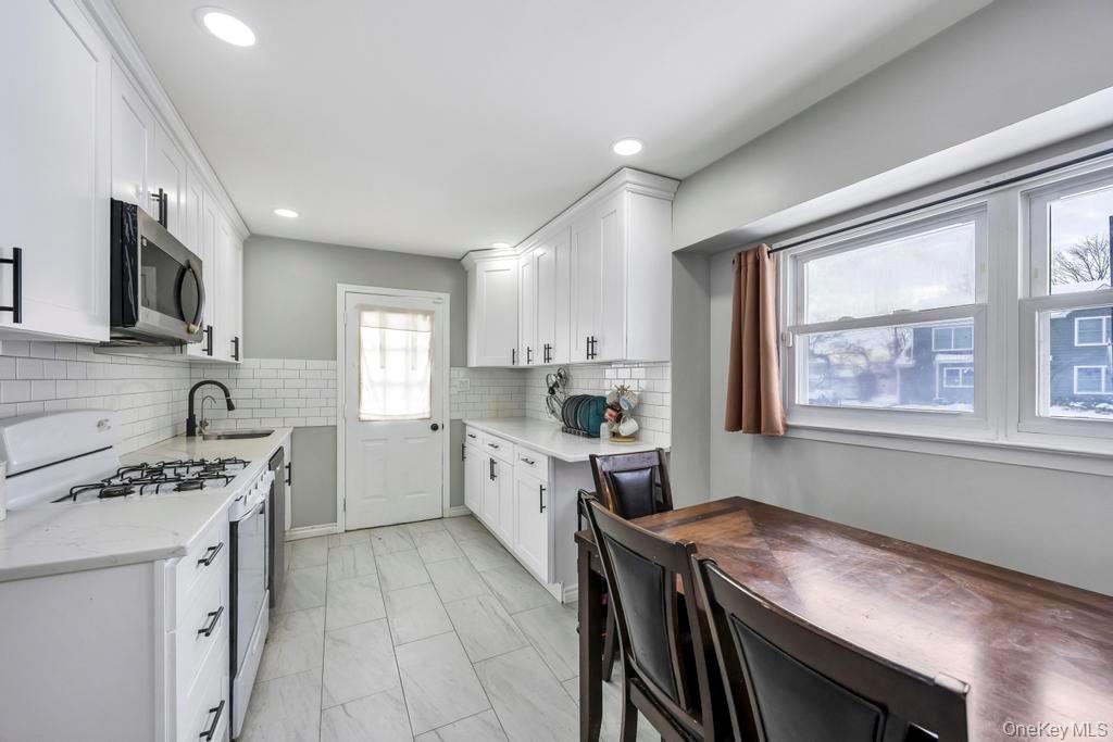 #8 photo, 41 Winding Road, Hicksville , NY 11801