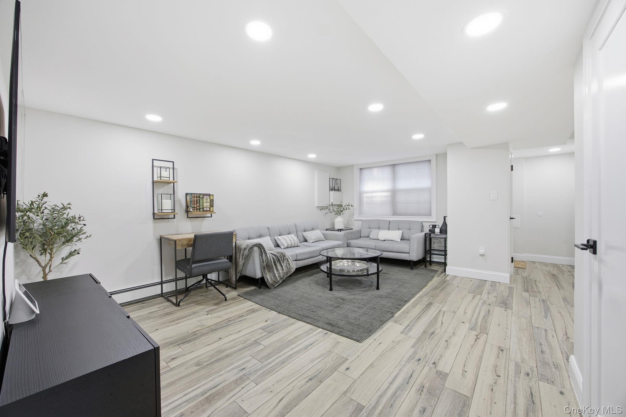 #12 photo, 2403 88th Street, 뉴욕퀸즈 East Elmhurst , NY 11369