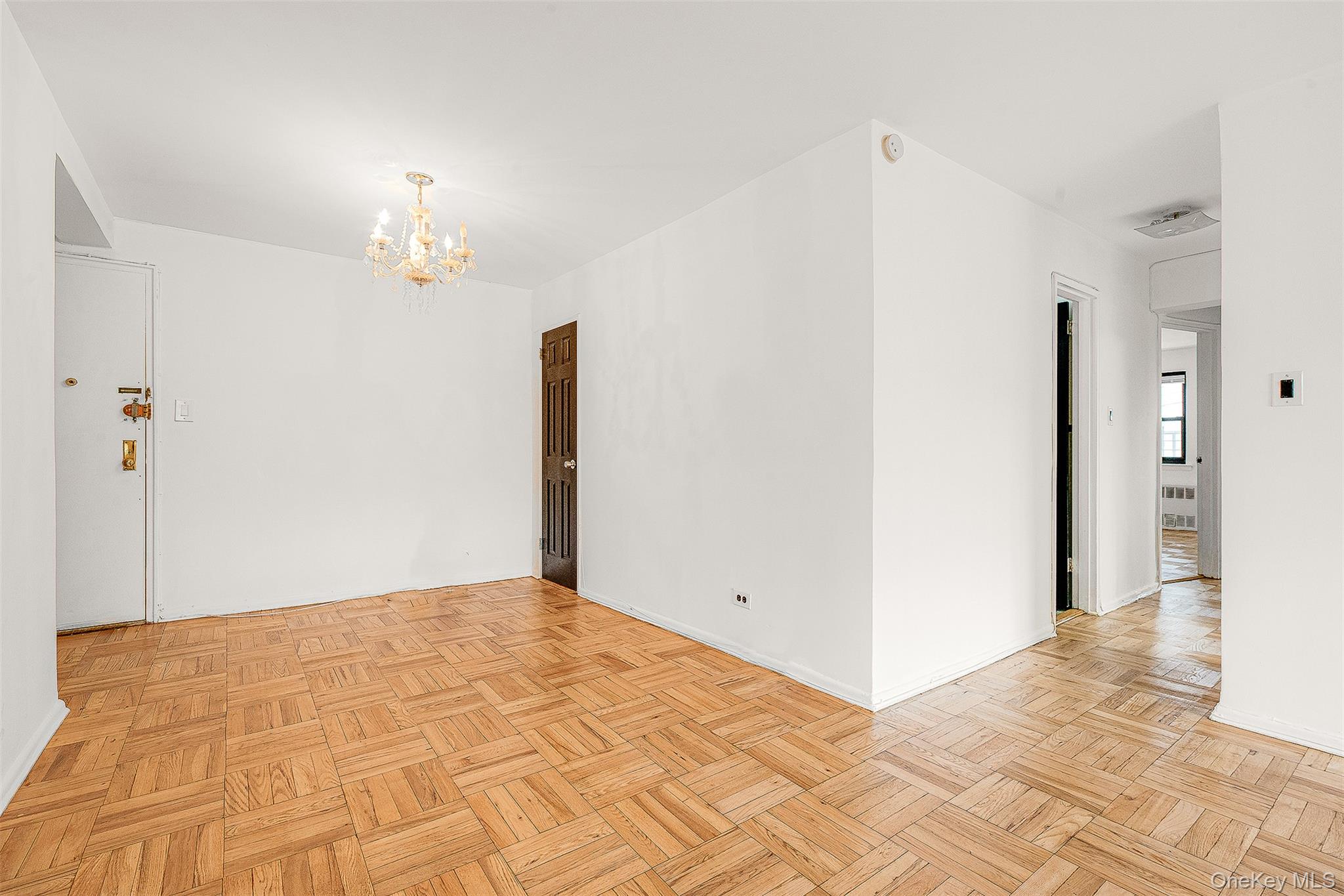 #7 photo, 94-30 60th Avenue, 뉴욕퀸즈 Elmhurst , NY 11373