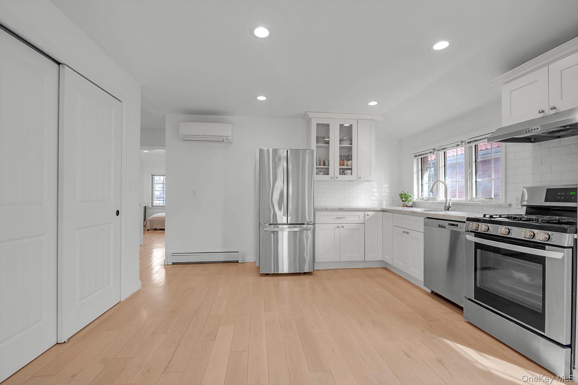 #12 photo, 39-12 215TH Place, 뉴욕퀸즈 Bayside , NY 11361