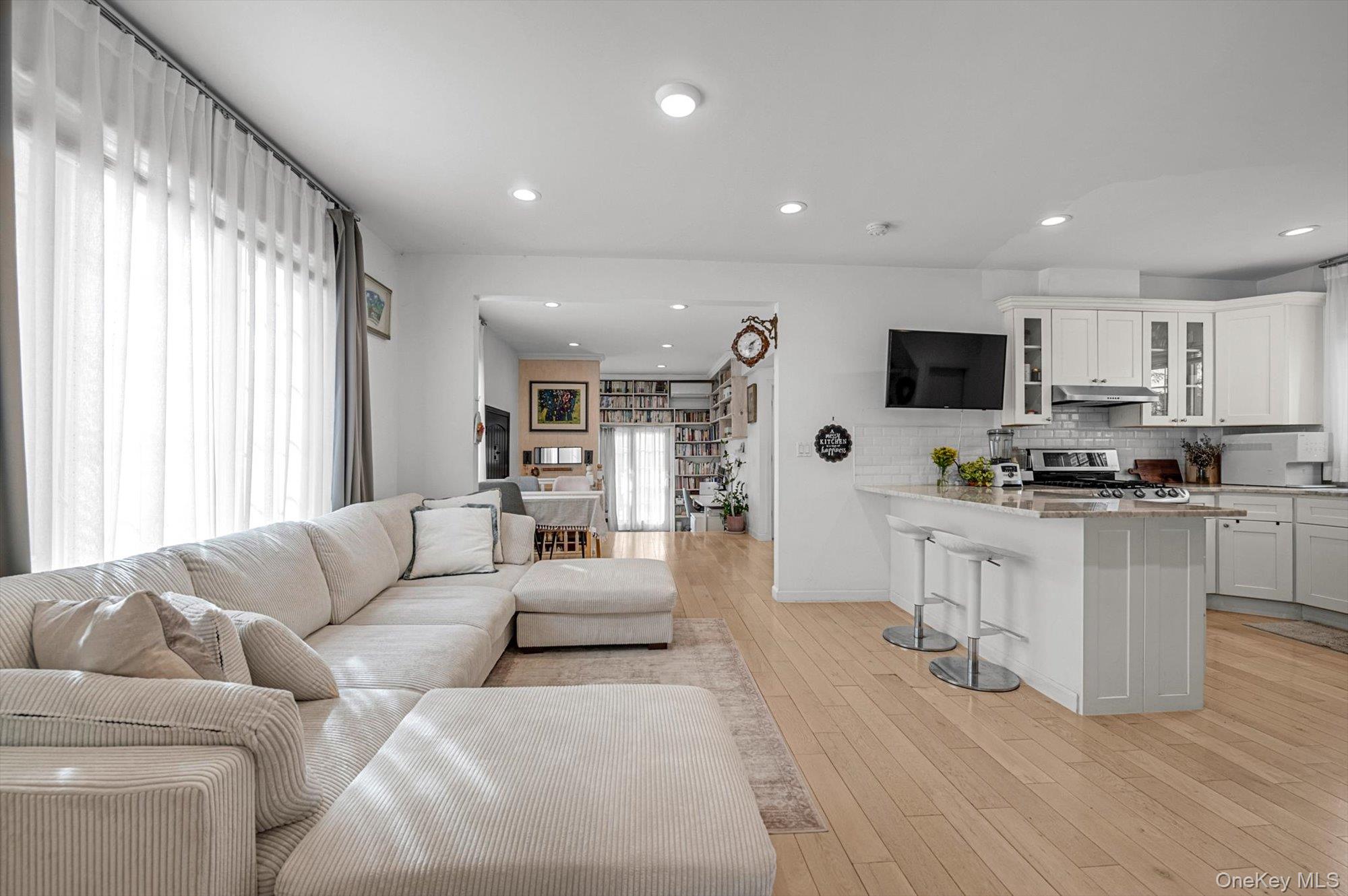 #2 photo, 39-12 215TH Place, 뉴욕퀸즈 Bayside , NY 11361