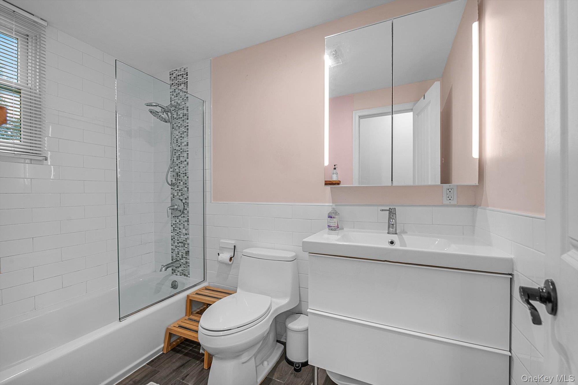 #9 photo, 39-12 215TH Place, 뉴욕퀸즈 Bayside , NY 11361