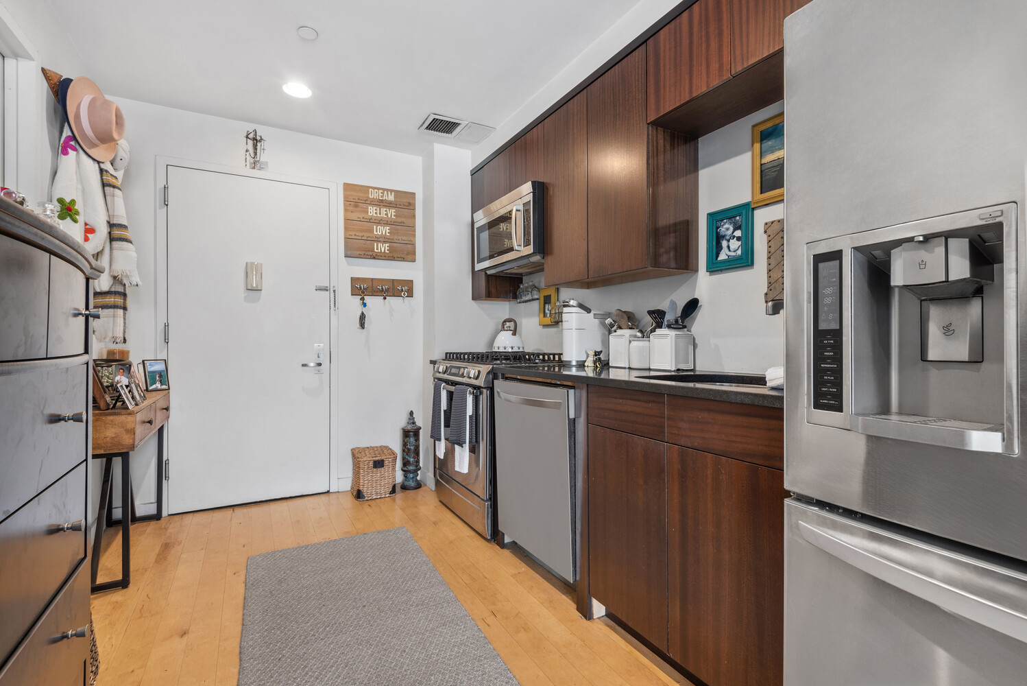 #3 photo, 215 Ave B, مانهاتن East Village , NY 10009