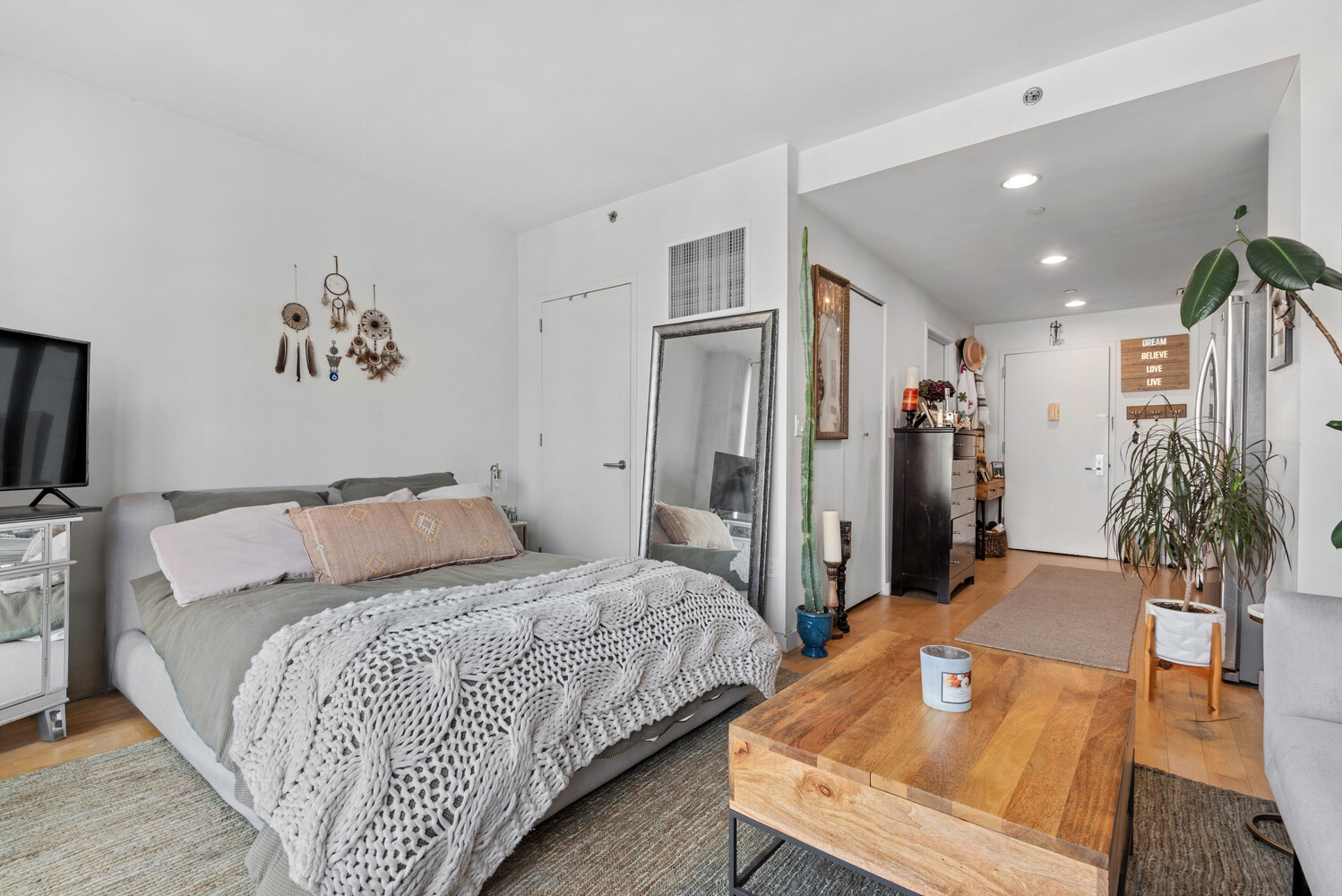 #4 photo, 215 Ave B, مانهاتن East Village , NY 10009