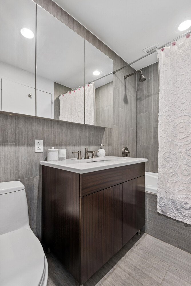 #5 photo, 215 Ave B, مانهاتن East Village , NY 10009