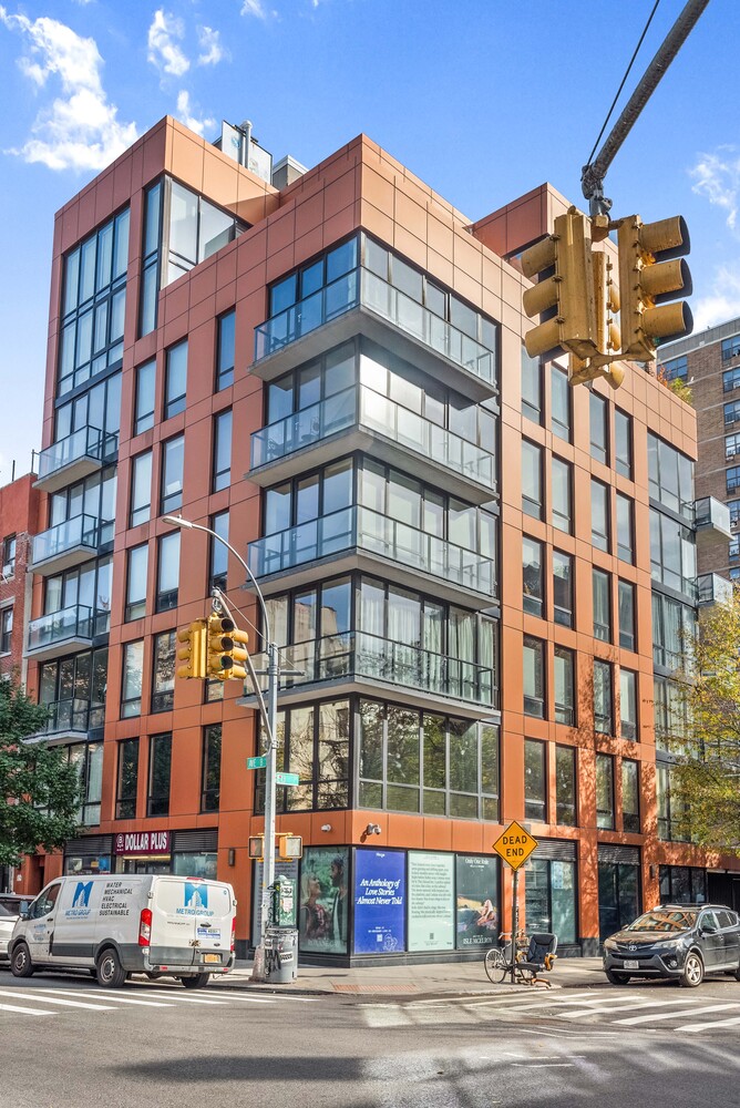 #7 photo, 215 Ave B, مانهاتن East Village , NY 10009