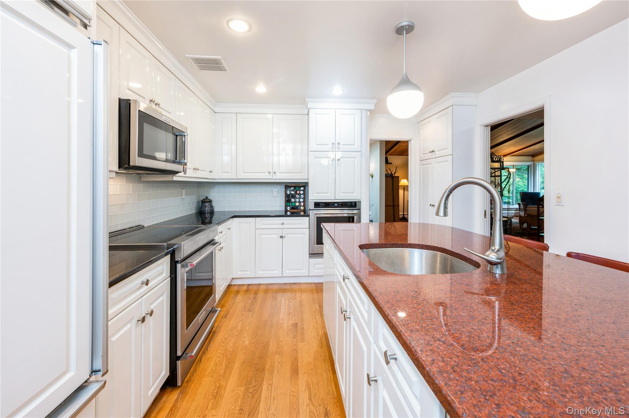 #19 photo, 160 Hampshire Road, Bronxville , NY 10708