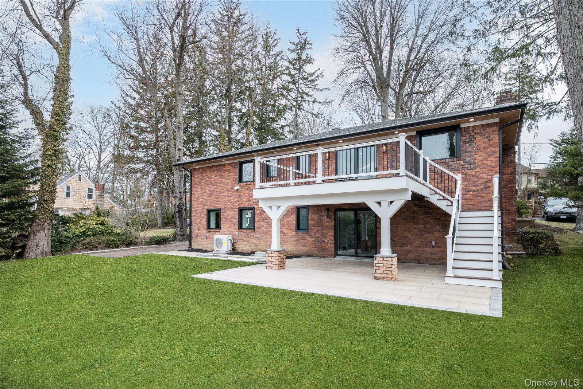 #17 photo, 5 University Place, Great Neck , NY 11020