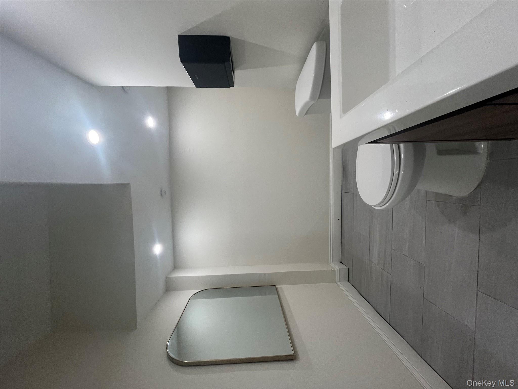 #11 photo, 135 Sunrise Highway, 롱 아일랜드 Amityville , NY 11701