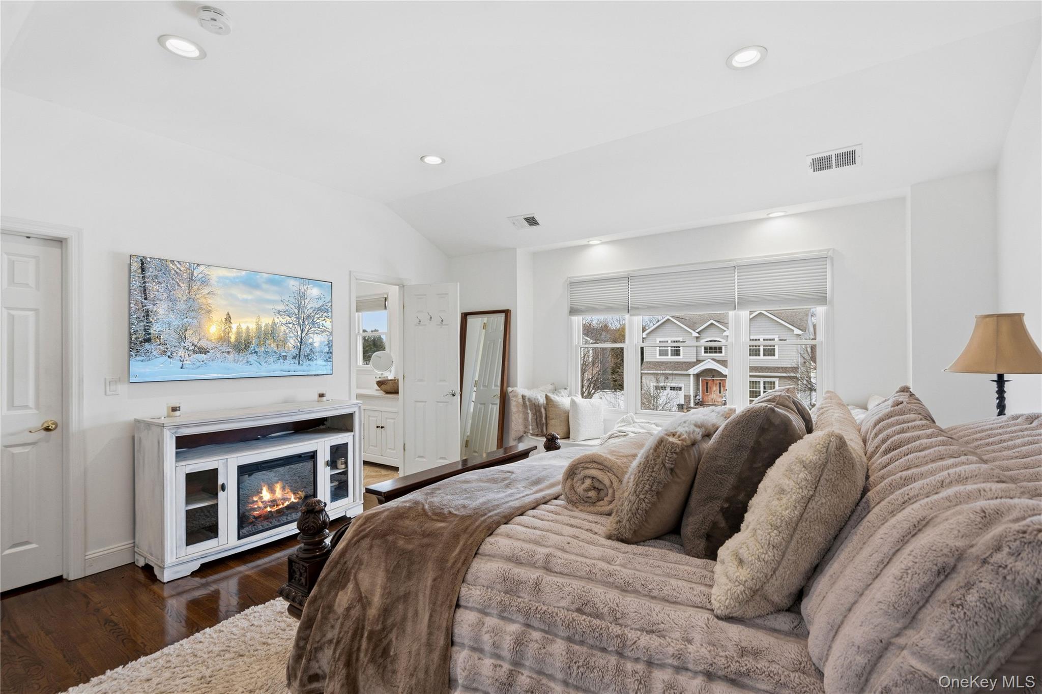 #11 photo, 75 Syosset Circle, स्योसेट Syosset , NY 11791