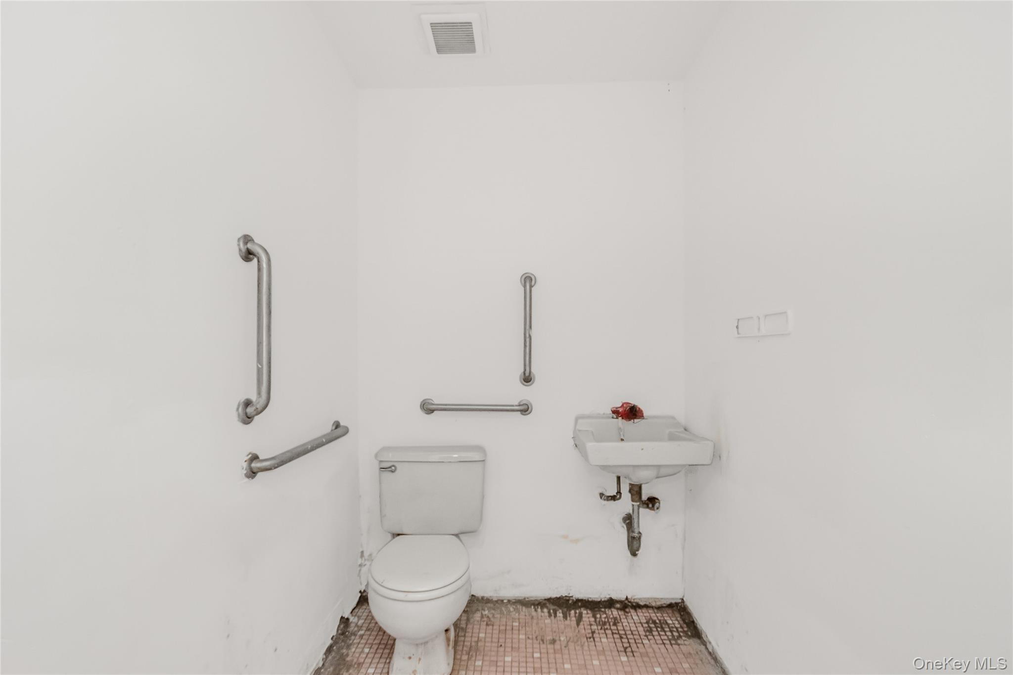 #7 photo, 12 W 183rd Street, Bronx , NY 10453