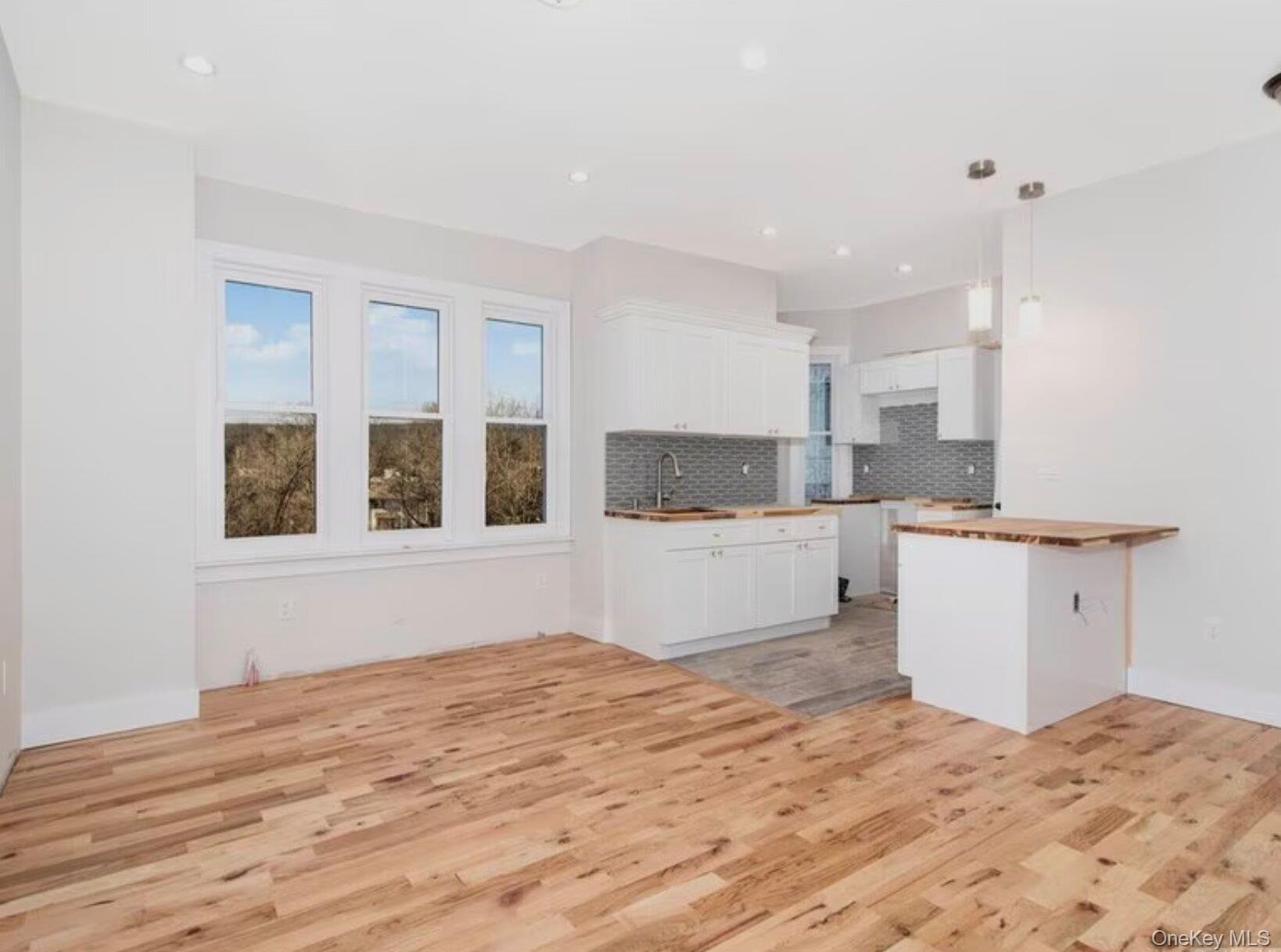 #2 photo, 154 Woodworth Avenue, 뉴욕주 Yonkers , NY 10701