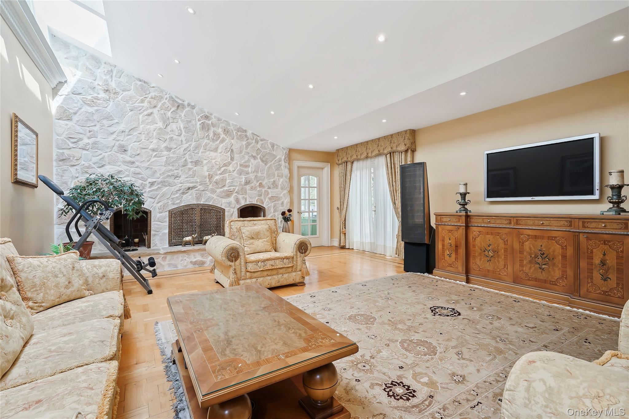 #14 photo, 10 Hill Road, Sands Point , NY 11050