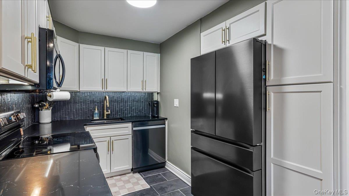 #11 photo, 10-24 166th Street, कुईंस Beechhurst , NY 11357