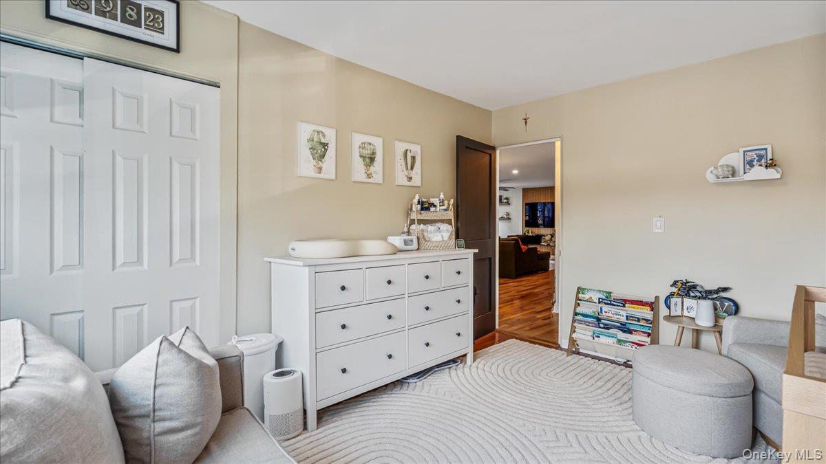 #16 photo, 10-24 166th Street, कुईंस Beechhurst , NY 11357