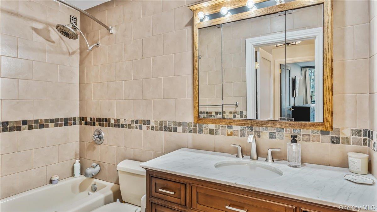 #17 photo, 10-24 166th Street, कुईंस Beechhurst , NY 11357