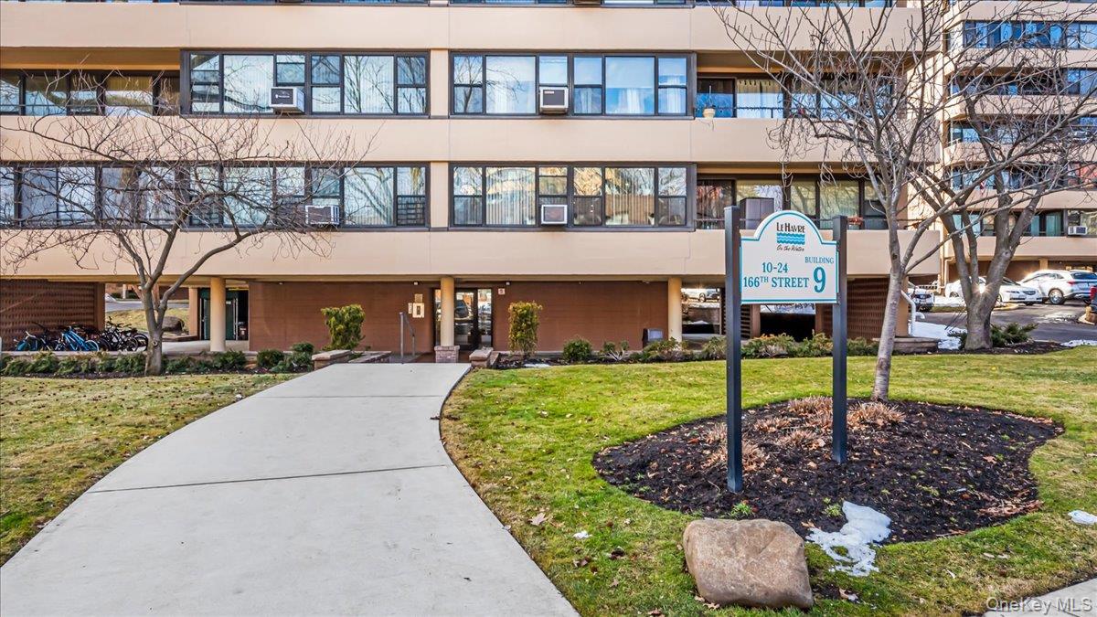 #19 photo, 10-24 166th Street, कुईंस Beechhurst , NY 11357