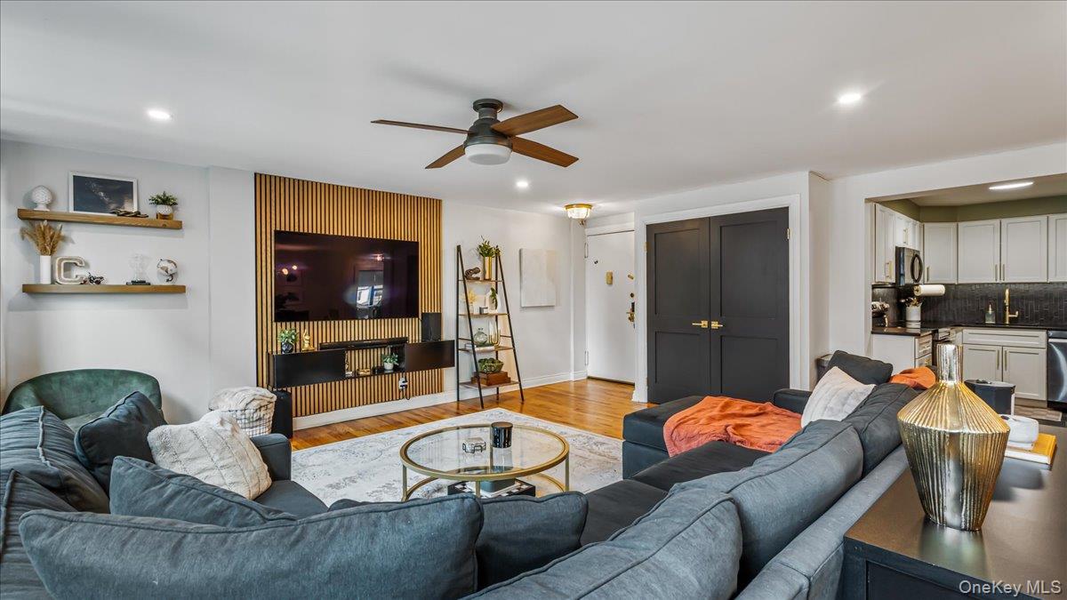 #5 photo, 10-24 166th Street, कुईंस Beechhurst , NY 11357