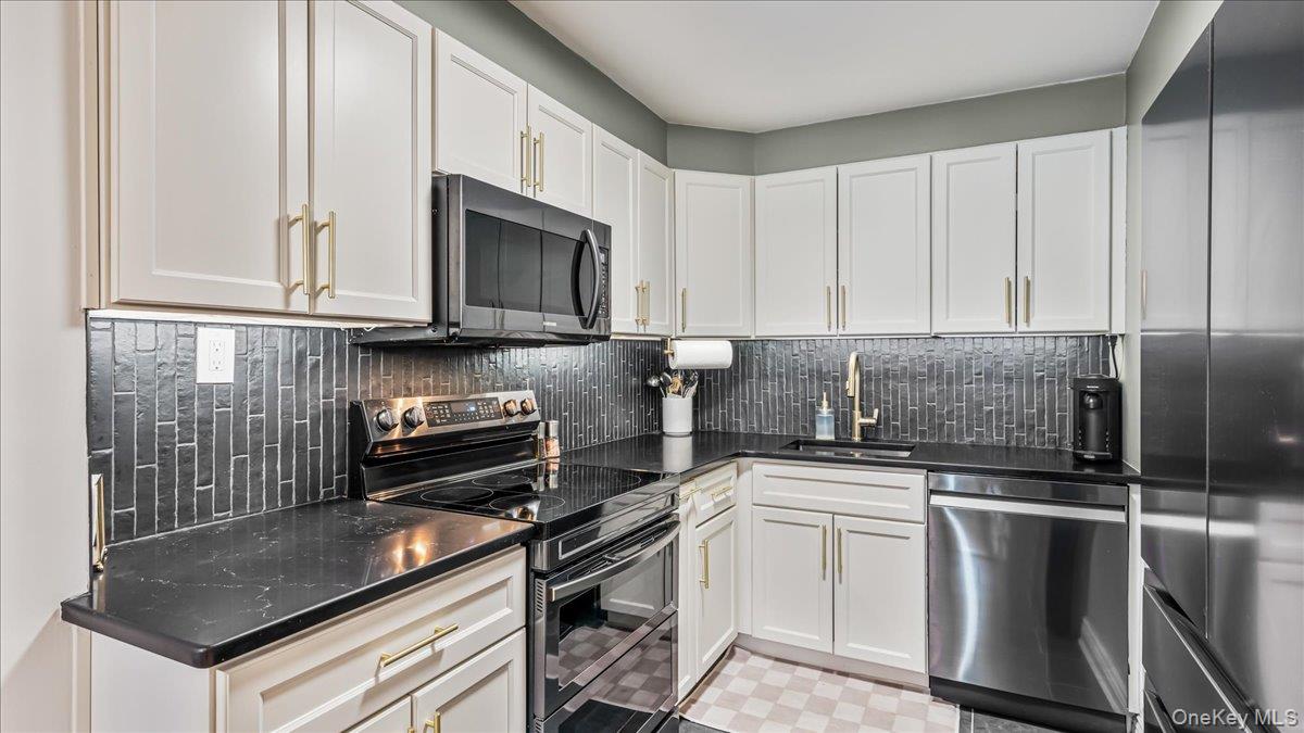 #9 photo, 10-24 166th Street, कुईंस Beechhurst , NY 11357