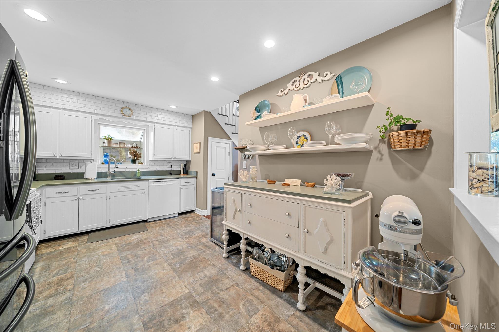 #18 photo, 243 S Dunton Avenue, 롱 아일랜드 East Patchogue , NY 11772