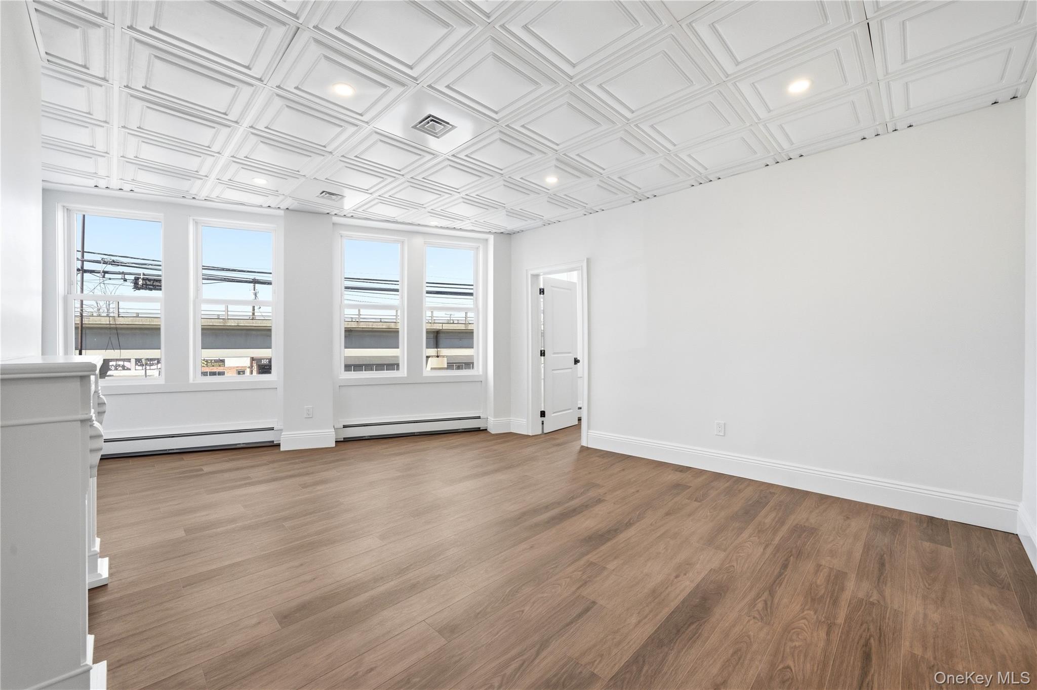 #11 photo, 13 W Hoffman Avenue, מחוז סאפוק Lindenhurst , NY 11757