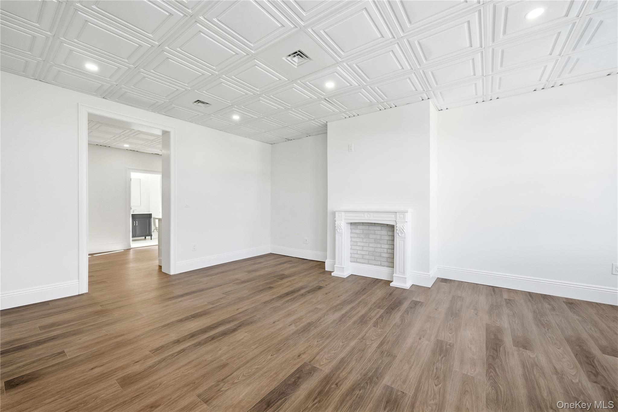 #13 photo, 13 W Hoffman Avenue, מחוז סאפוק Lindenhurst , NY 11757