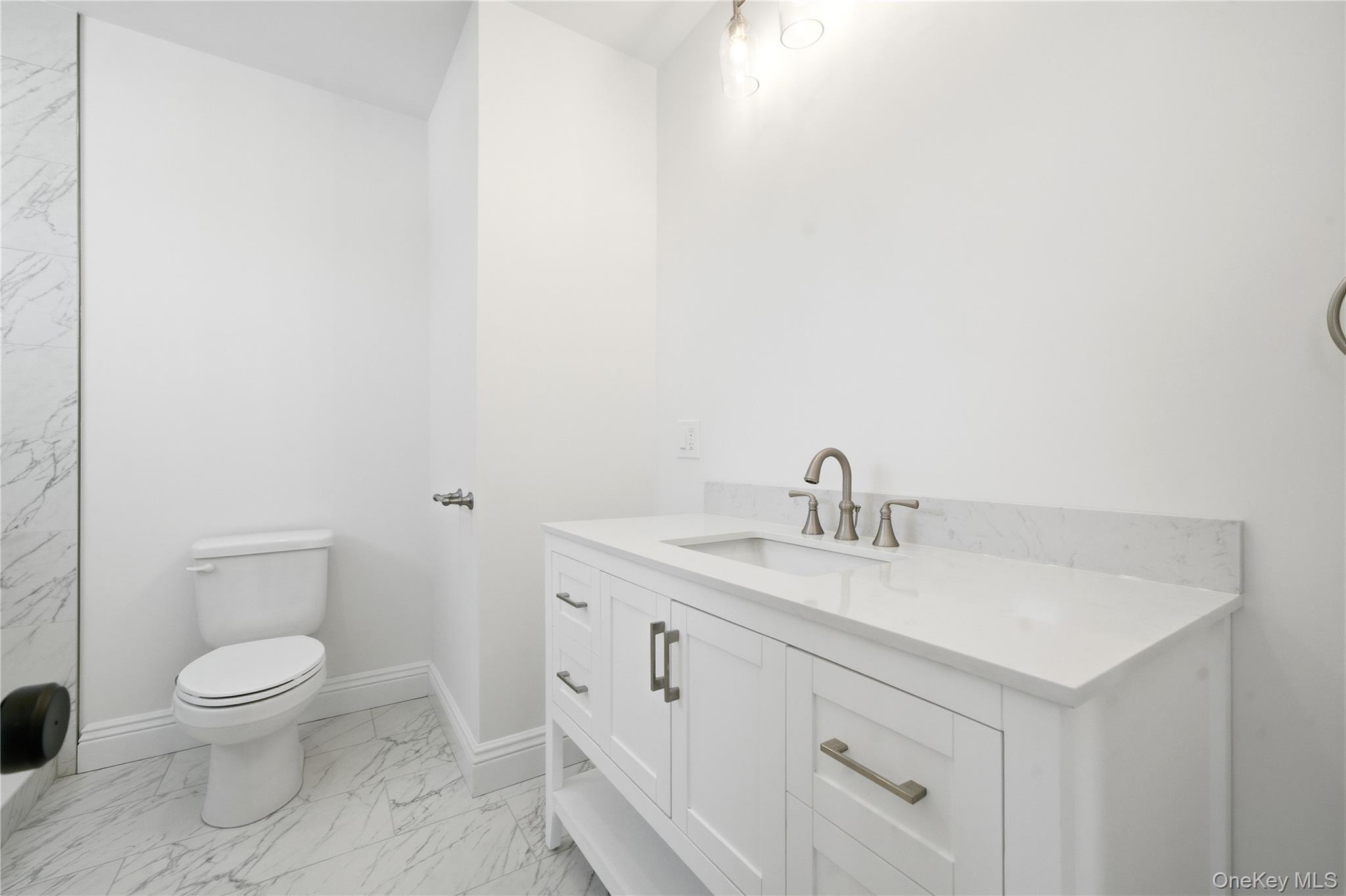 #17 photo, 13 W Hoffman Avenue, מחוז סאפוק Lindenhurst , NY 11757