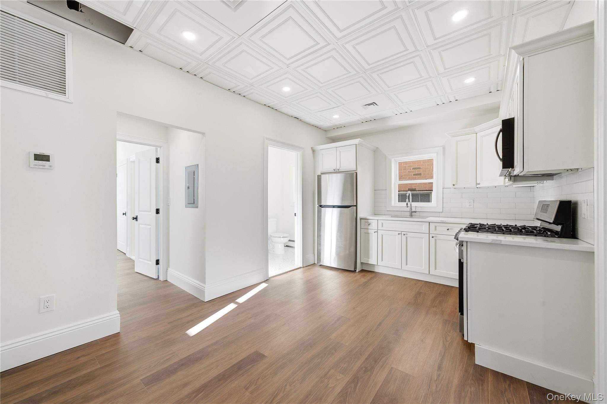 #4 photo, 13 W Hoffman Avenue, מחוז סאפוק Lindenhurst , NY 11757