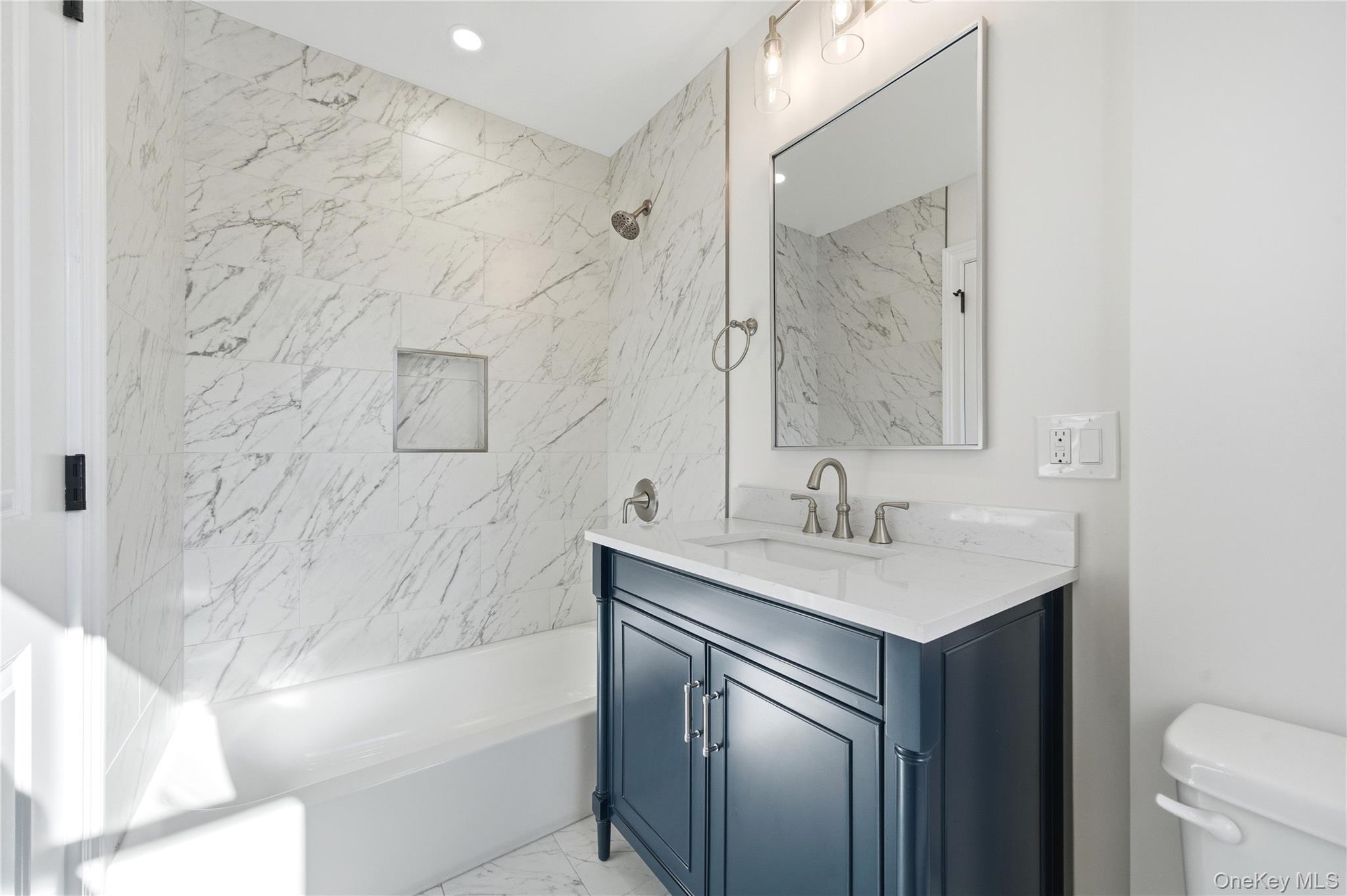 #9 photo, 13 W Hoffman Avenue, מחוז סאפוק Lindenhurst , NY 11757