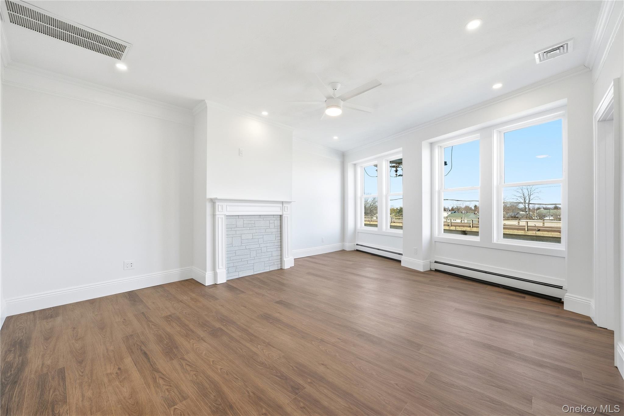 #10 photo, 13 W Hoffman Avenue, מחוז סאפוק Lindenhurst , NY 11757