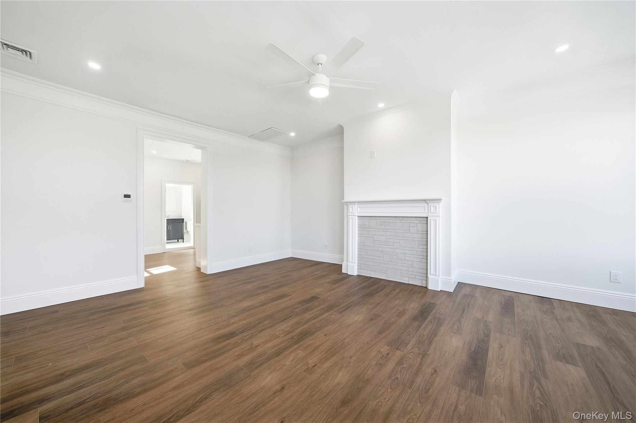 #11 photo, 13 W Hoffman Avenue, מחוז סאפוק Lindenhurst , NY 11757