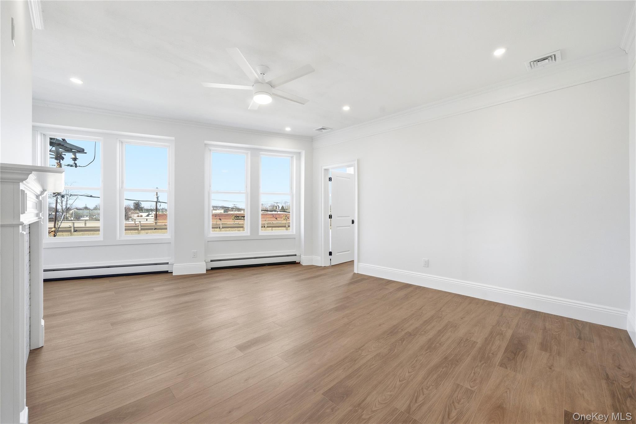 #13 photo, 13 W Hoffman Avenue, מחוז סאפוק Lindenhurst , NY 11757