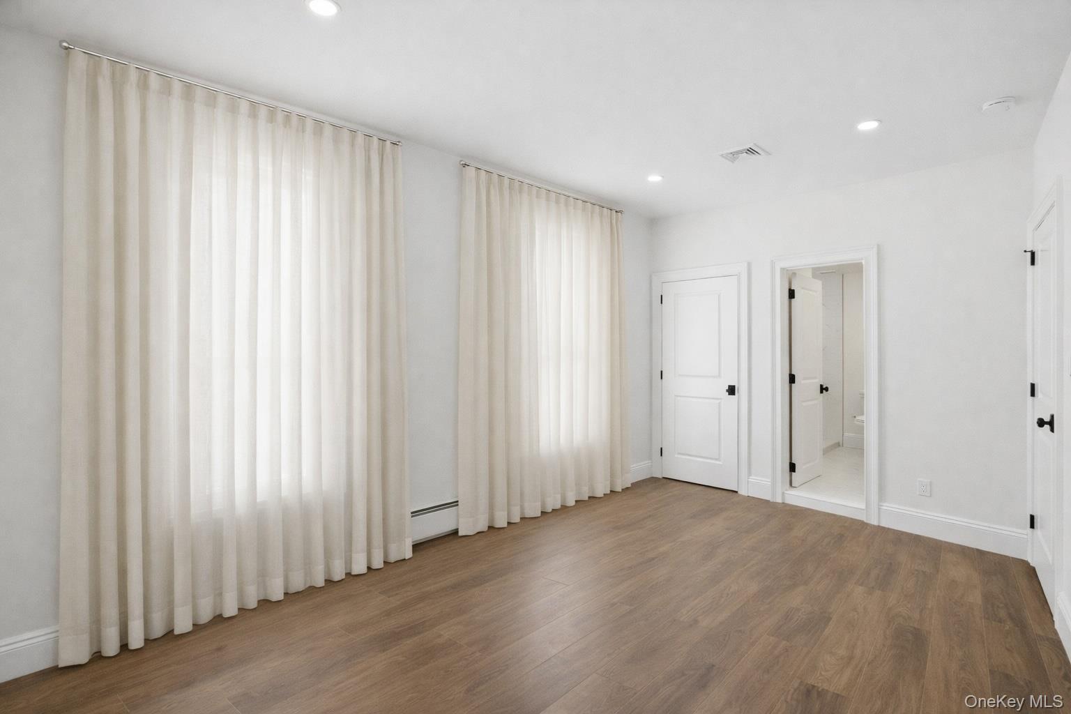 #14 photo, 13 W Hoffman Avenue, מחוז סאפוק Lindenhurst , NY 11757