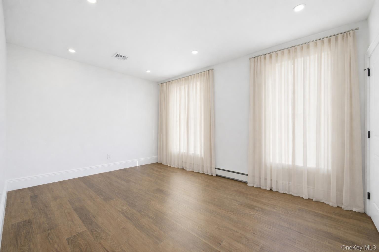 #15 photo, 13 W Hoffman Avenue, מחוז סאפוק Lindenhurst , NY 11757