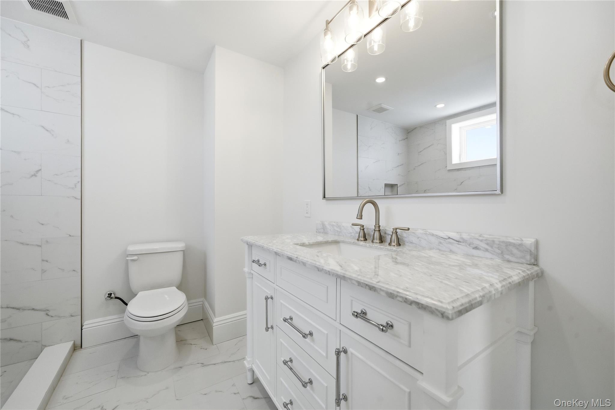 #16 photo, 13 W Hoffman Avenue, מחוז סאפוק Lindenhurst , NY 11757