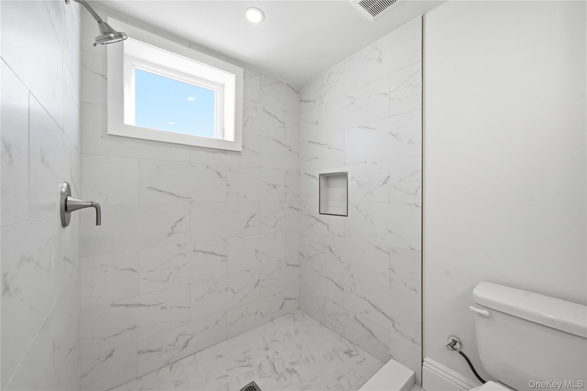 #17 photo, 13 W Hoffman Avenue, מחוז סאפוק Lindenhurst , NY 11757