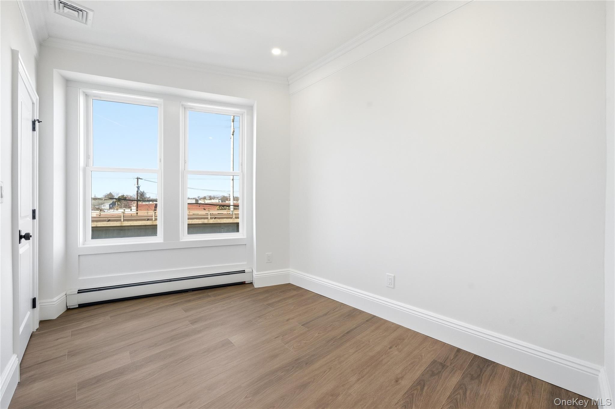 #18 photo, 13 W Hoffman Avenue, מחוז סאפוק Lindenhurst , NY 11757