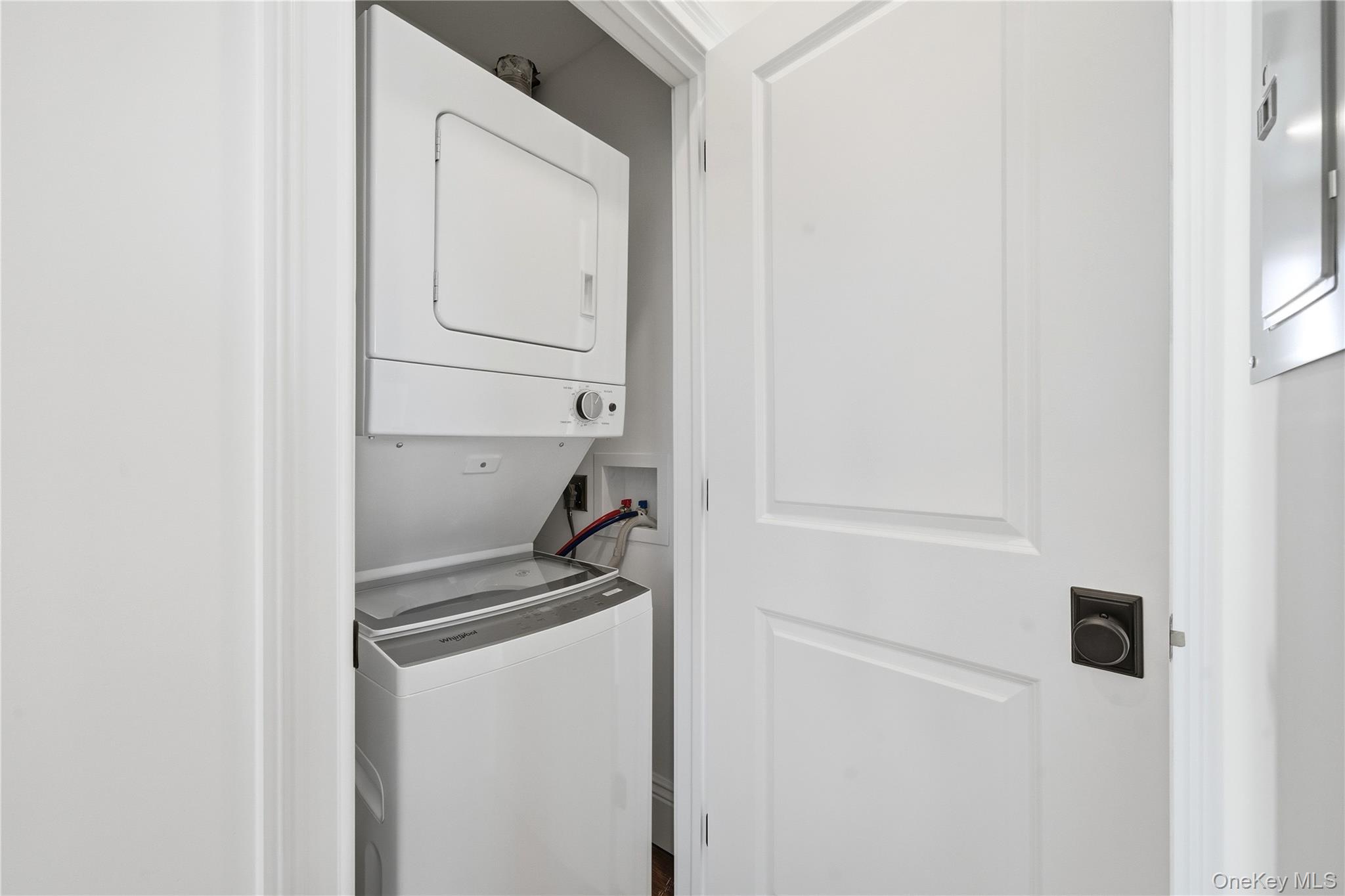 #20 photo, 13 W Hoffman Avenue, מחוז סאפוק Lindenhurst , NY 11757