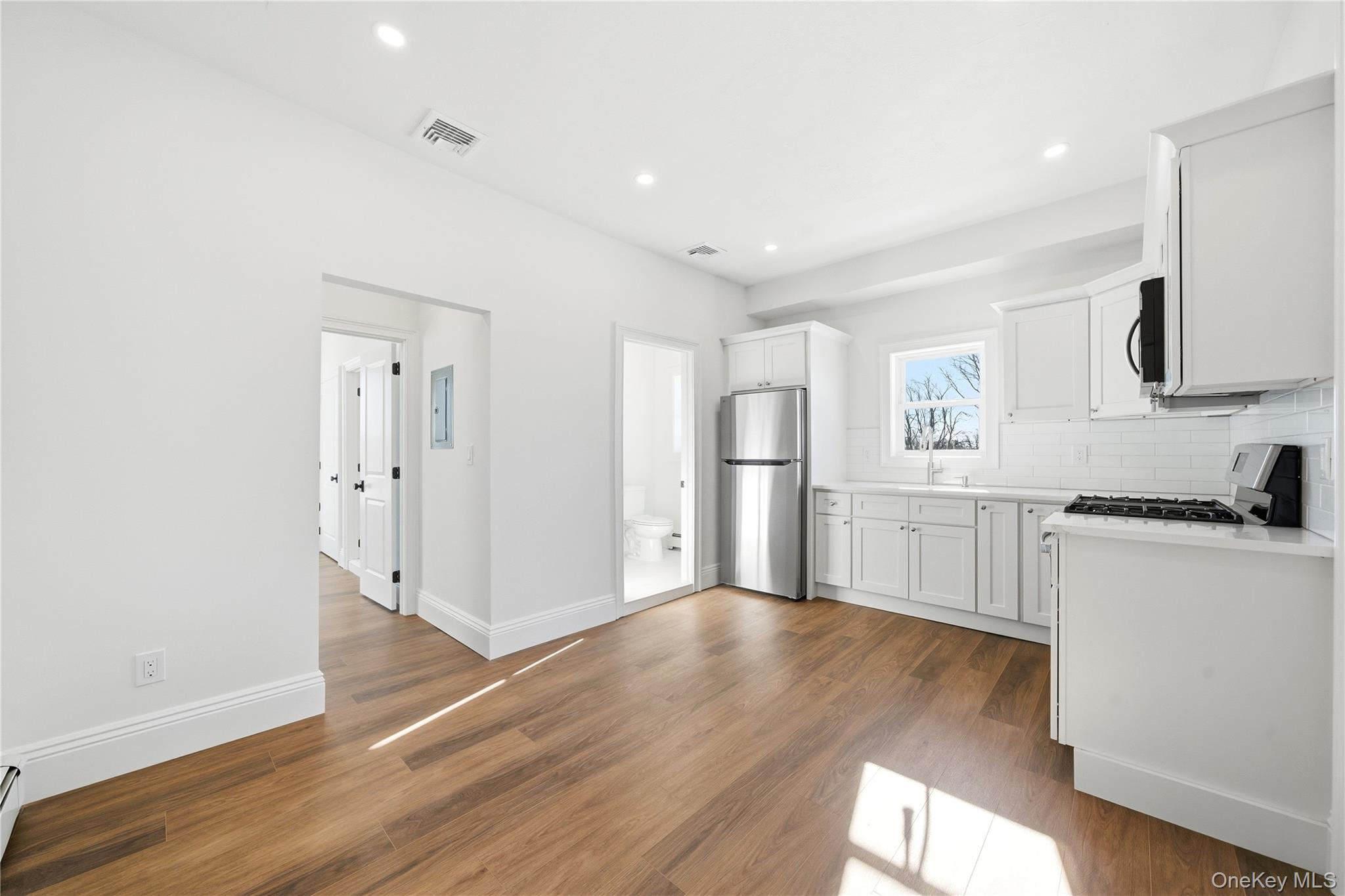 #4 photo, 13 W Hoffman Avenue, מחוז סאפוק Lindenhurst , NY 11757