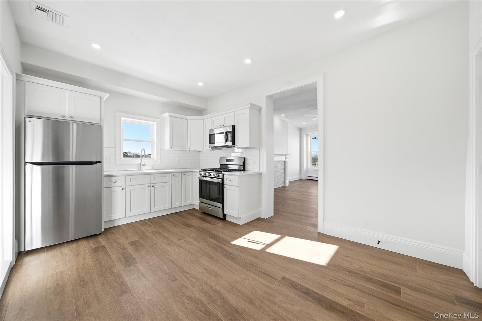 #5 photo, 13 W Hoffman Avenue, מחוז סאפוק Lindenhurst , NY 11757