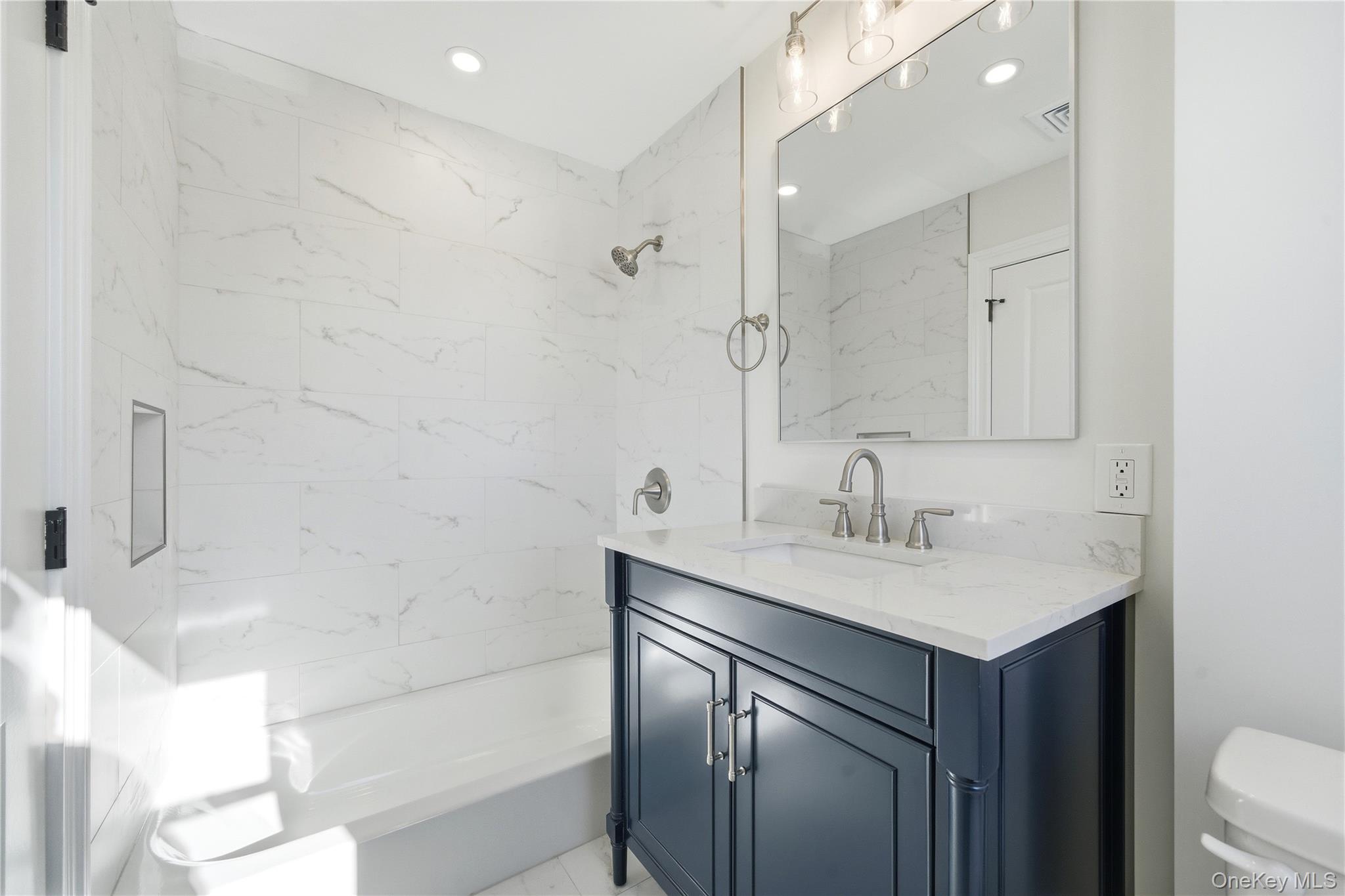 #9 photo, 13 W Hoffman Avenue, מחוז סאפוק Lindenhurst , NY 11757