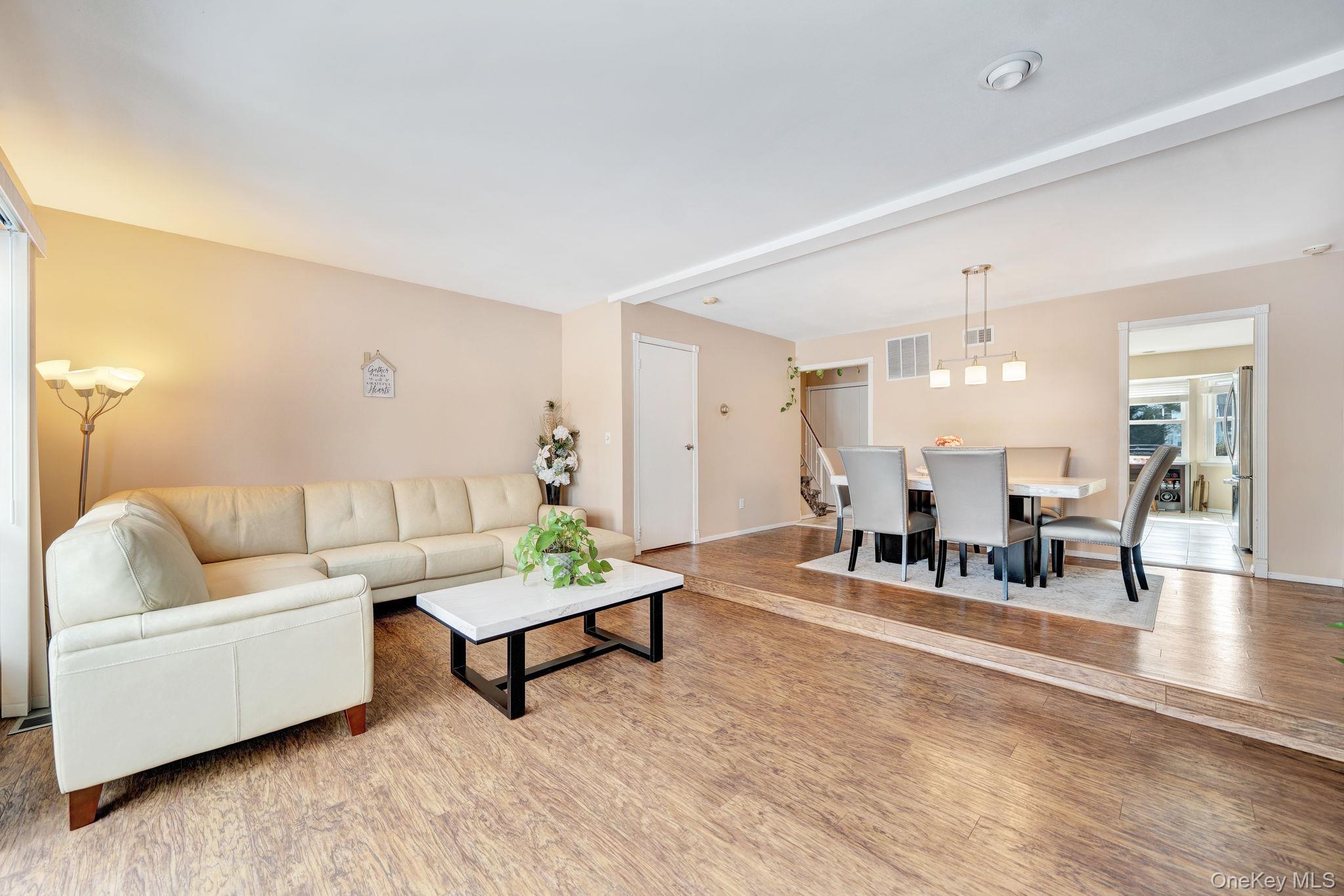 #15 photo, 11 Manors Drive, Jericho , NY 11753