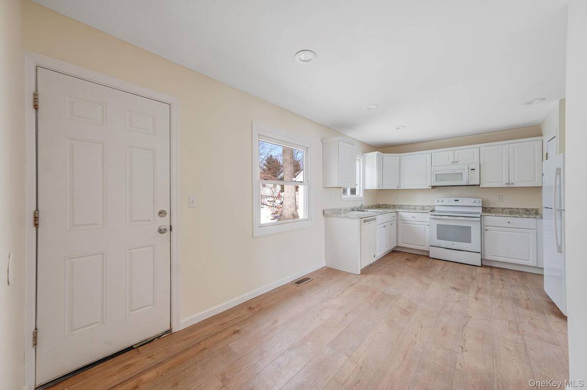 #12 photo, 22 Overbrook Street, 롱 아일랜드 Riverhead , NY 11901