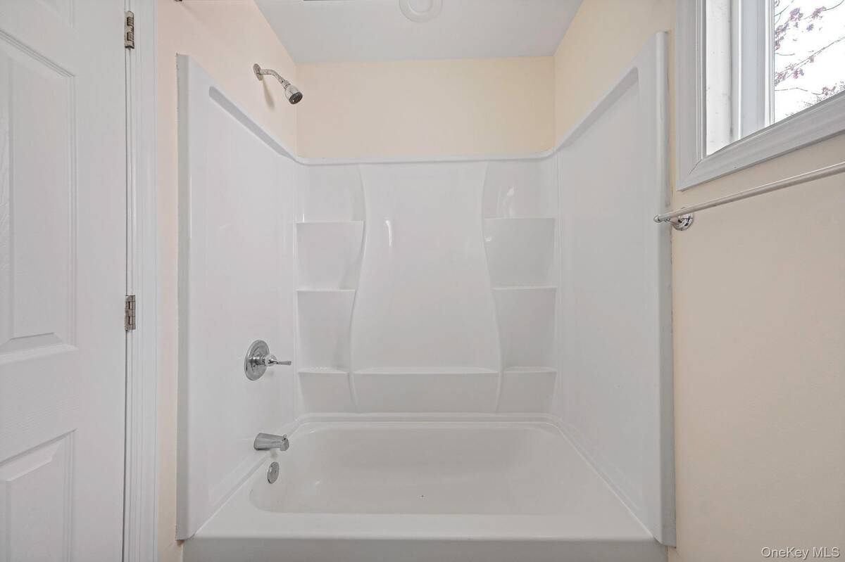 #14 photo, 22 Overbrook Street, 롱 아일랜드 Riverhead , NY 11901