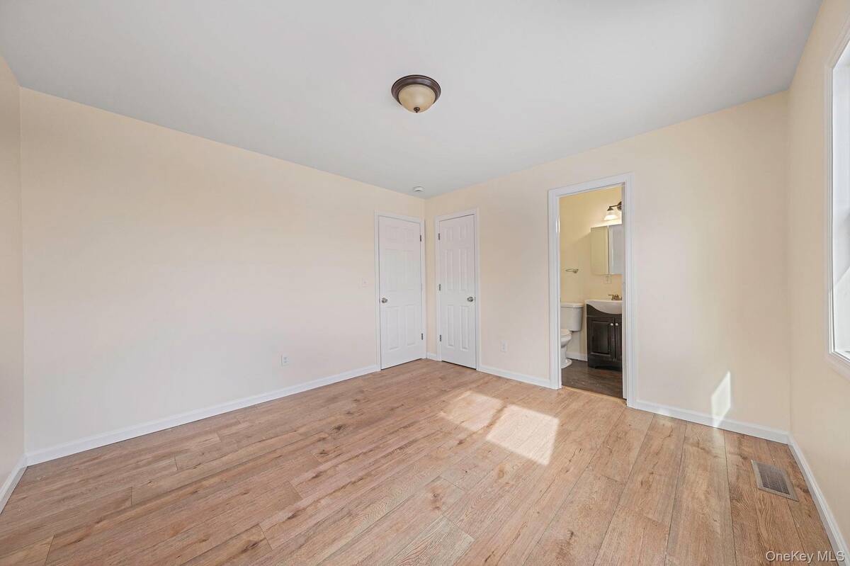 #16 photo, 22 Overbrook Street, 롱 아일랜드 Riverhead , NY 11901