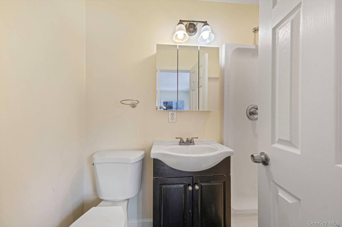 #17 photo, 22 Overbrook Street, 롱 아일랜드 Riverhead , NY 11901