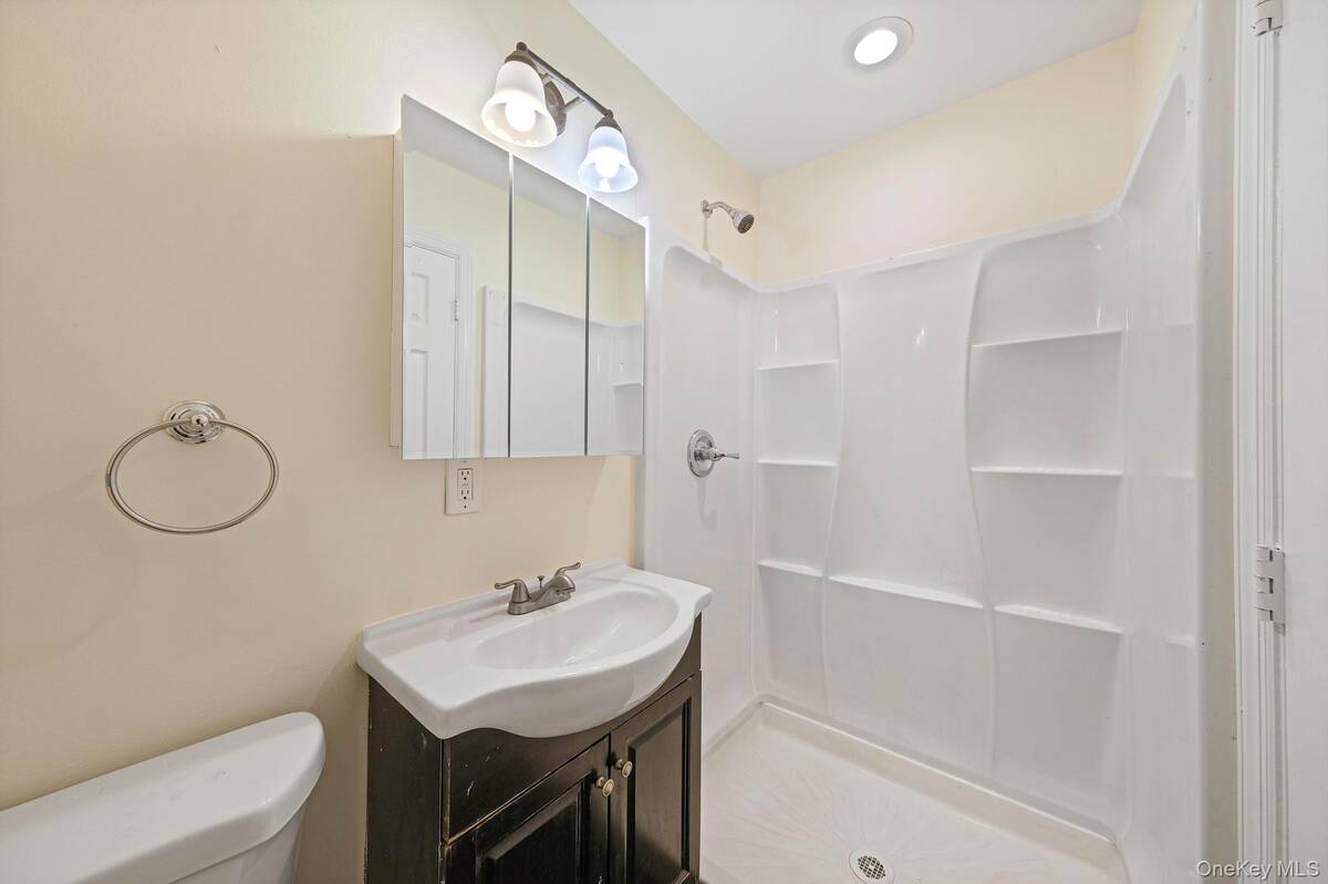 #18 photo, 22 Overbrook Street, 롱 아일랜드 Riverhead , NY 11901