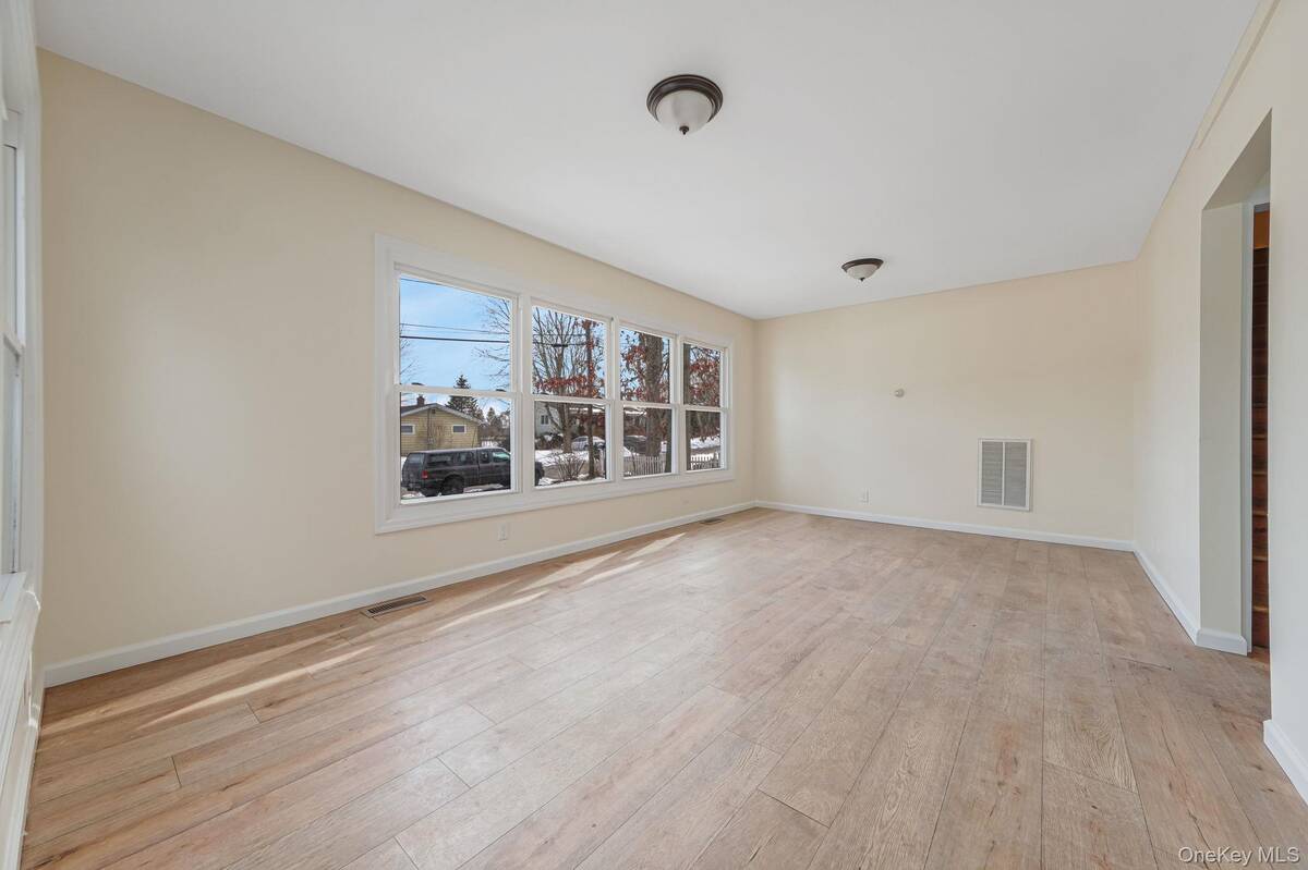 #3 photo, 22 Overbrook Street, 롱 아일랜드 Riverhead , NY 11901